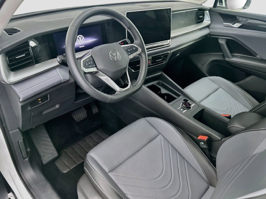 Used 2025 Volkswagen Tiguan SE FWD image 9