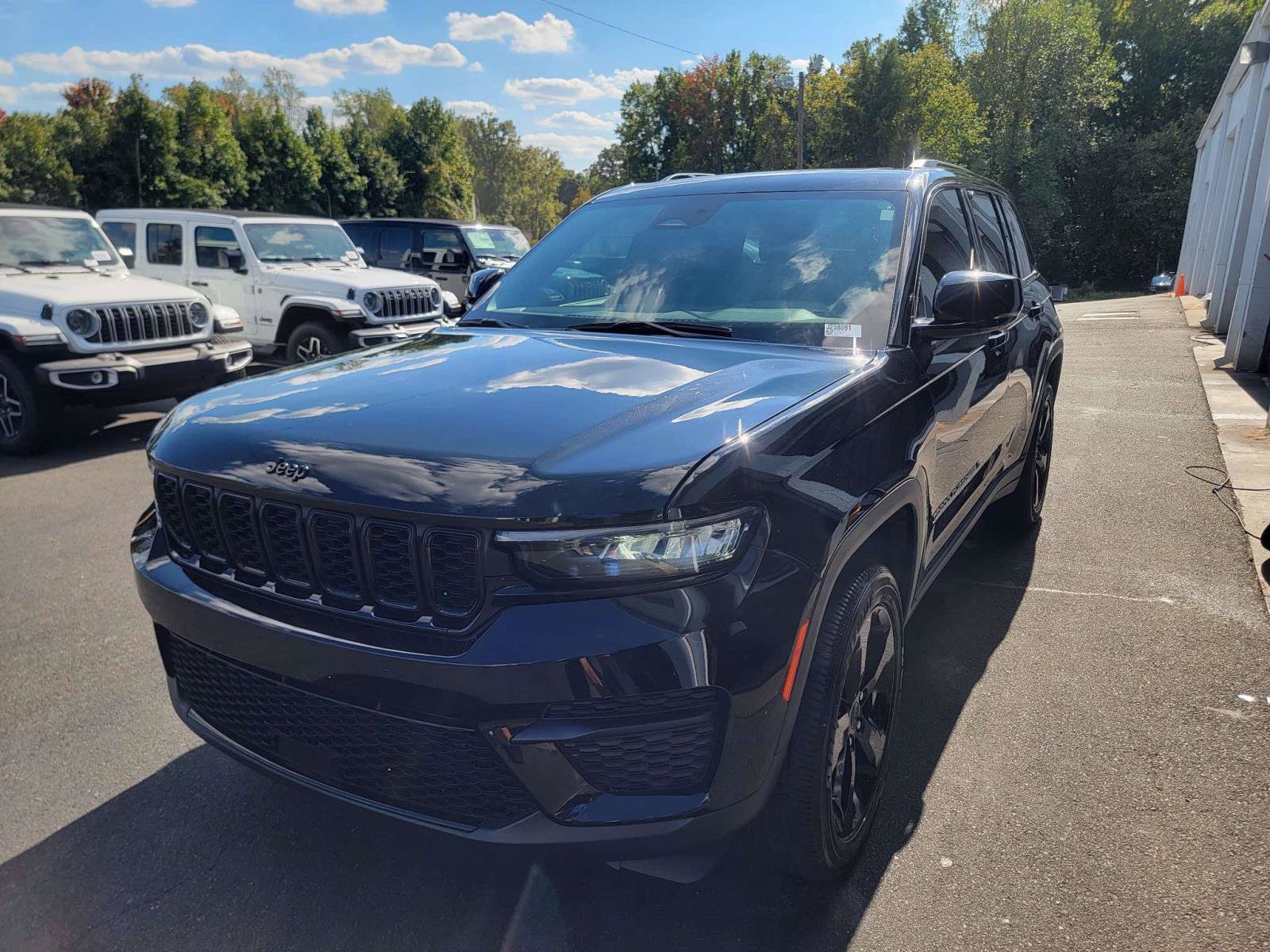 Used 2025 Jeep Grand Cherokee Altitude