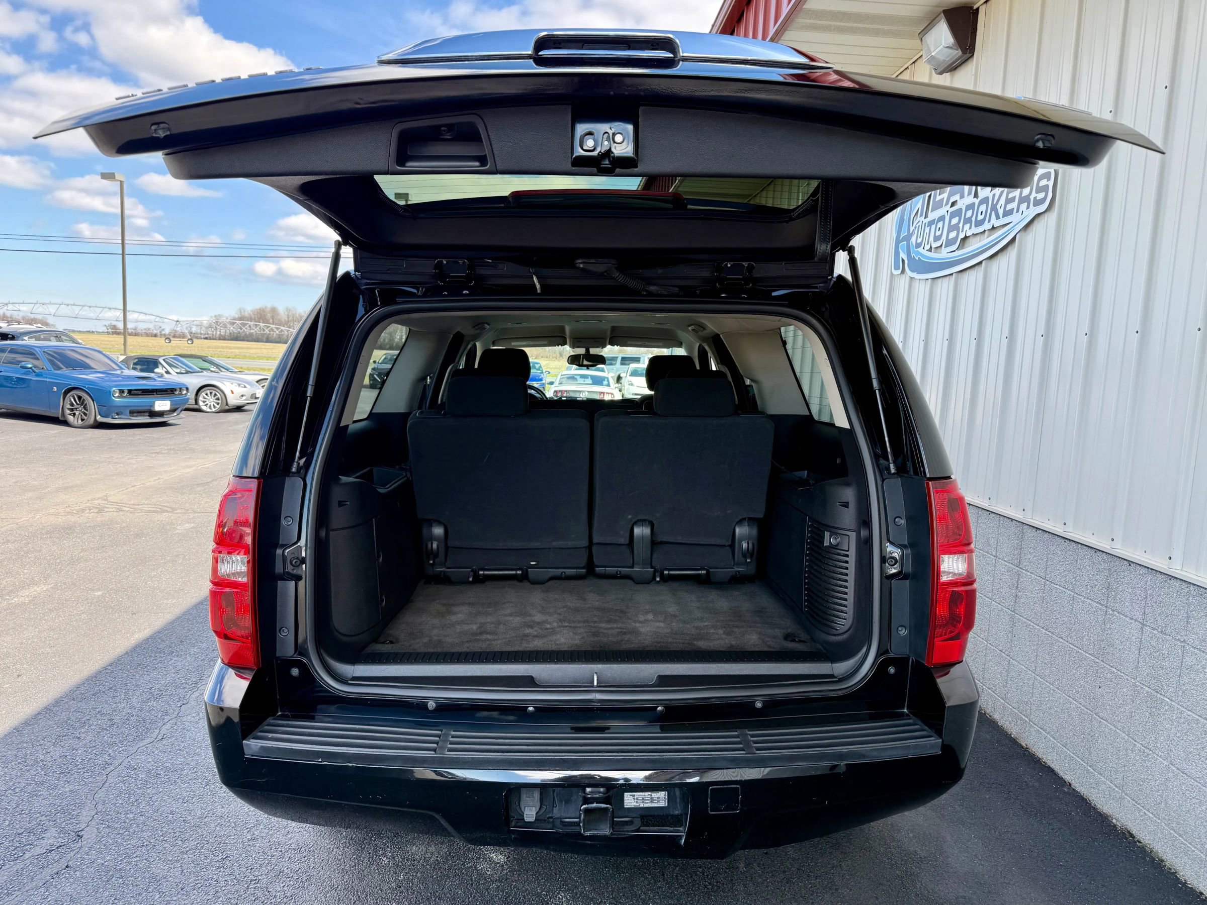 Used 2010 Chevrolet Suburban LS w/ Interior Plus Package AWD/4WD image 4