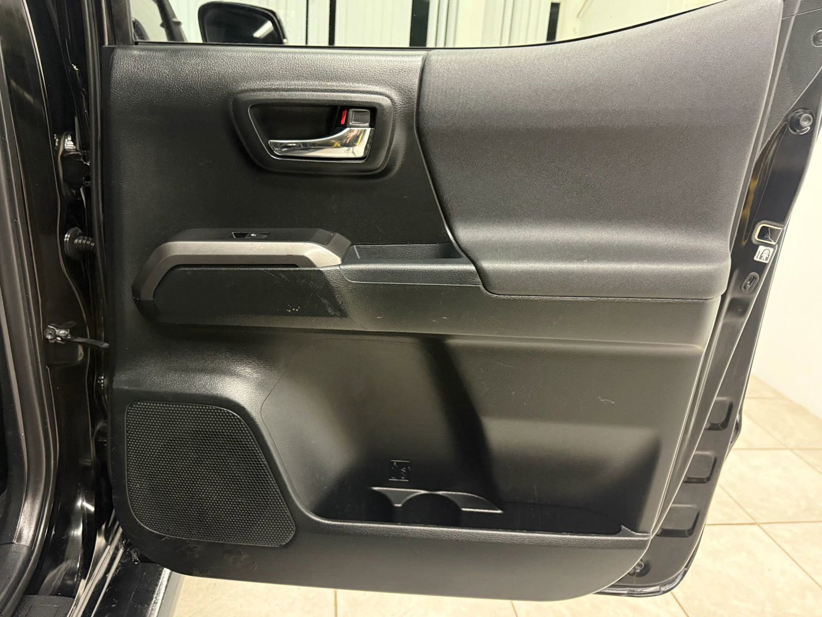 Used 2017 Toyota Tacoma TRD Sport image 18