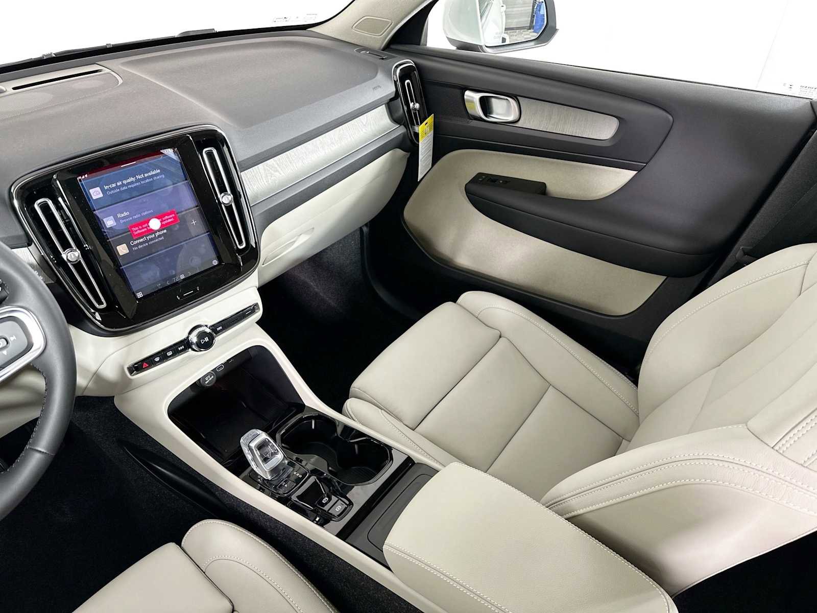 Used 2025 Volvo XC40 B5 Plus w/ Protection Package Premier image 19