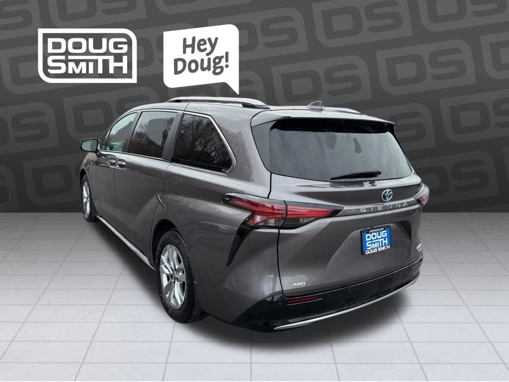 Used 2023 Toyota Sienna Limited image 3