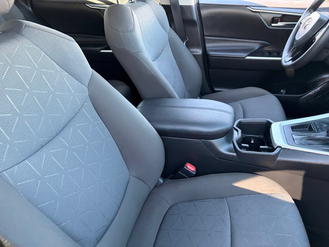 Used 2022 Toyota RAV4 XLE w/ Convenience Package FWD image 11