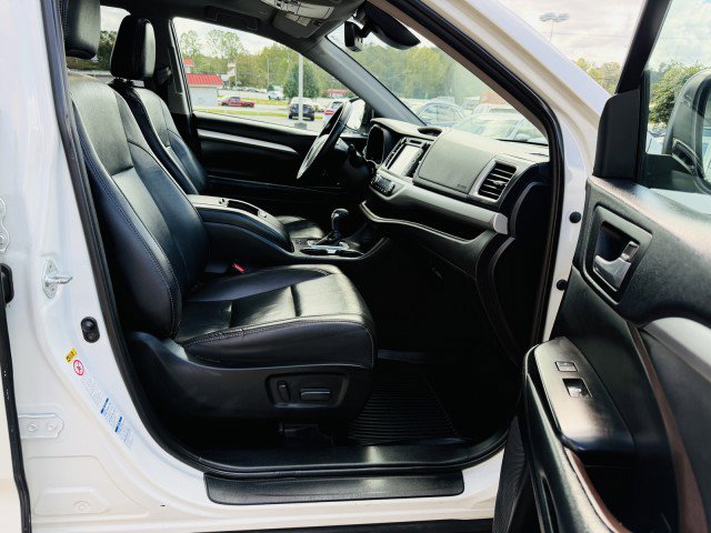 Used 2019 Toyota Highlander XLE image 23