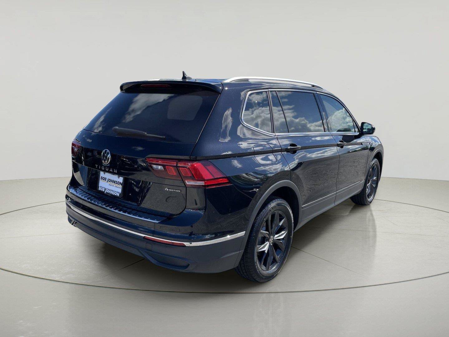 Used 2024 Volkswagen Tiguan SE AWD/4WD image 7