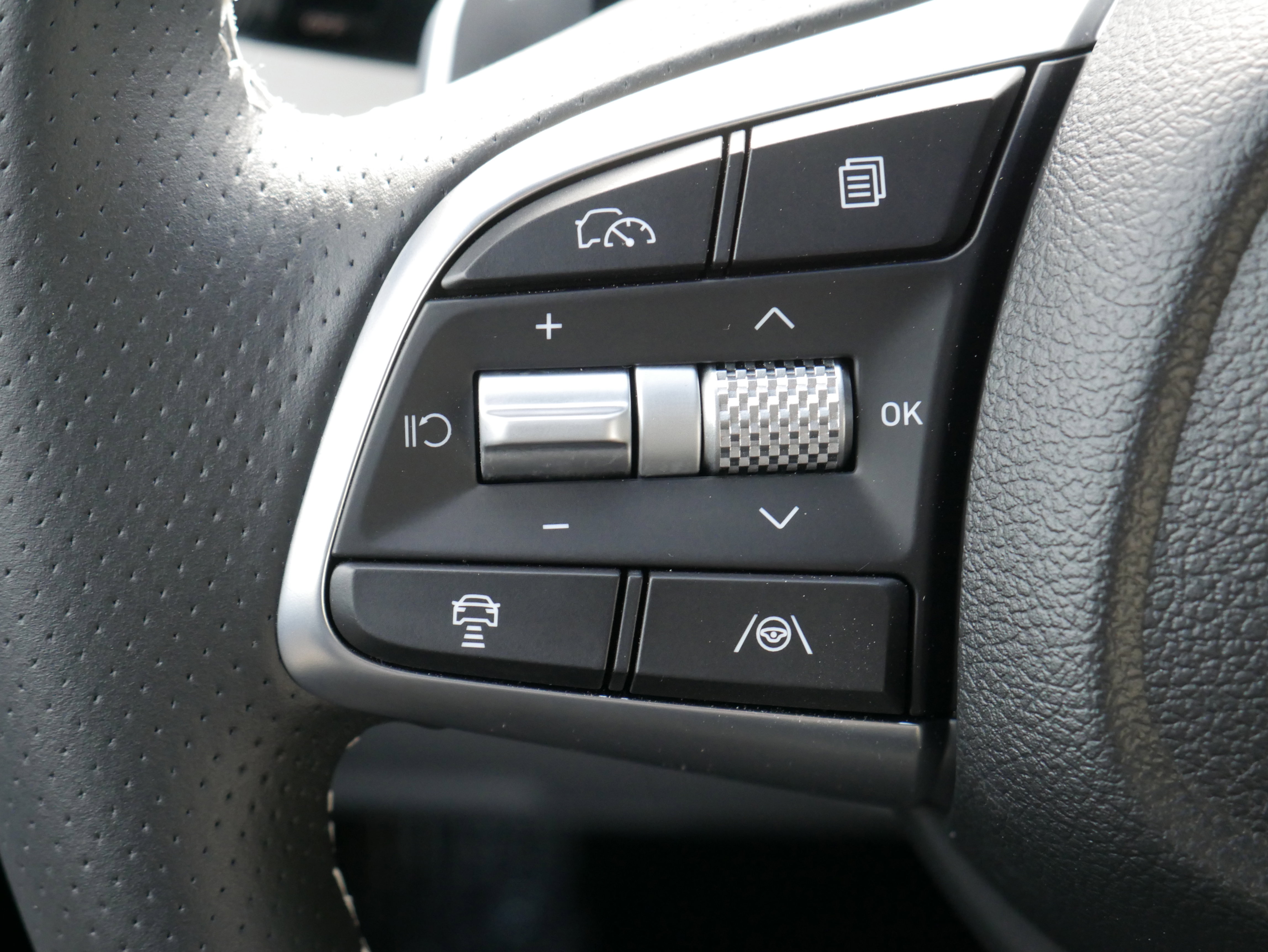 Used 2025 Genesis G70 2.5T image 23