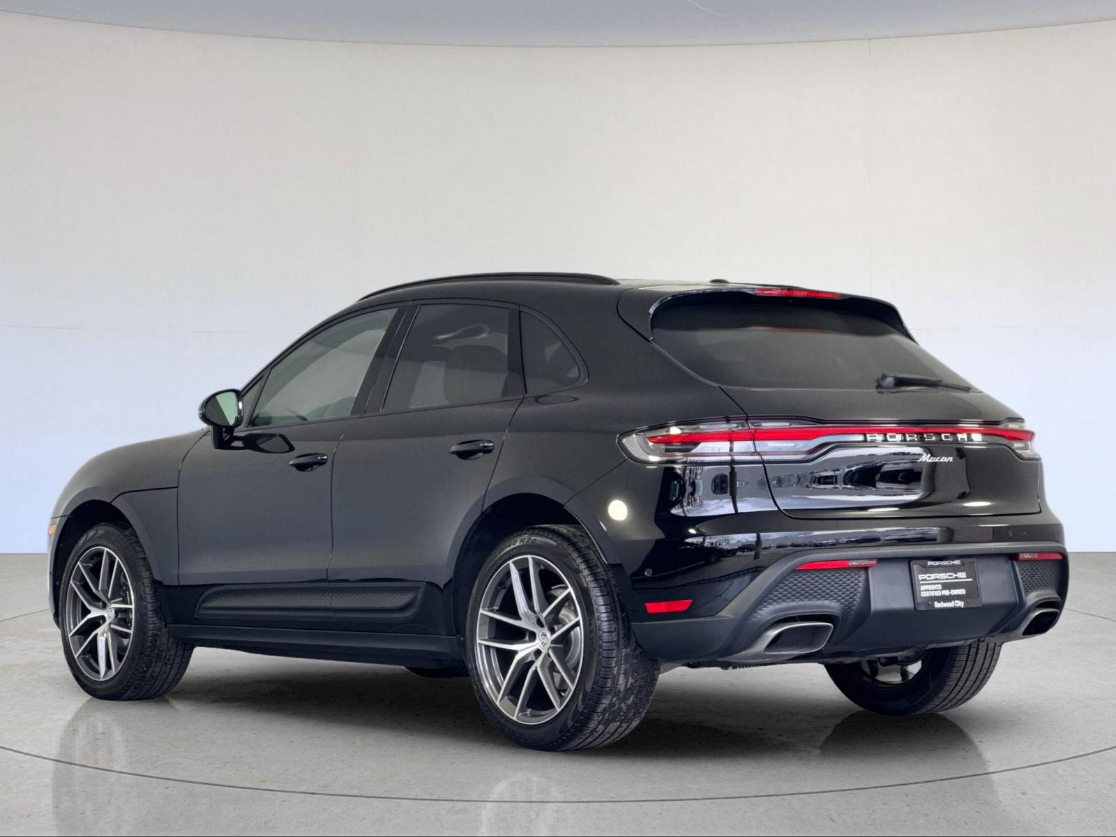Certified 2025 Porsche Macan image 3