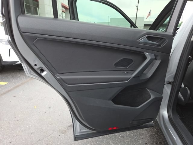 Used 2019 Volkswagen Tiguan SE w/ Panoramic Sunroof Package AWD/4WD image 12