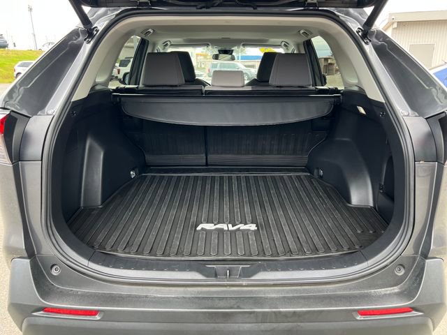 Used 2022 Toyota RAV4 XLE w/ Convenience Package FWD image 17