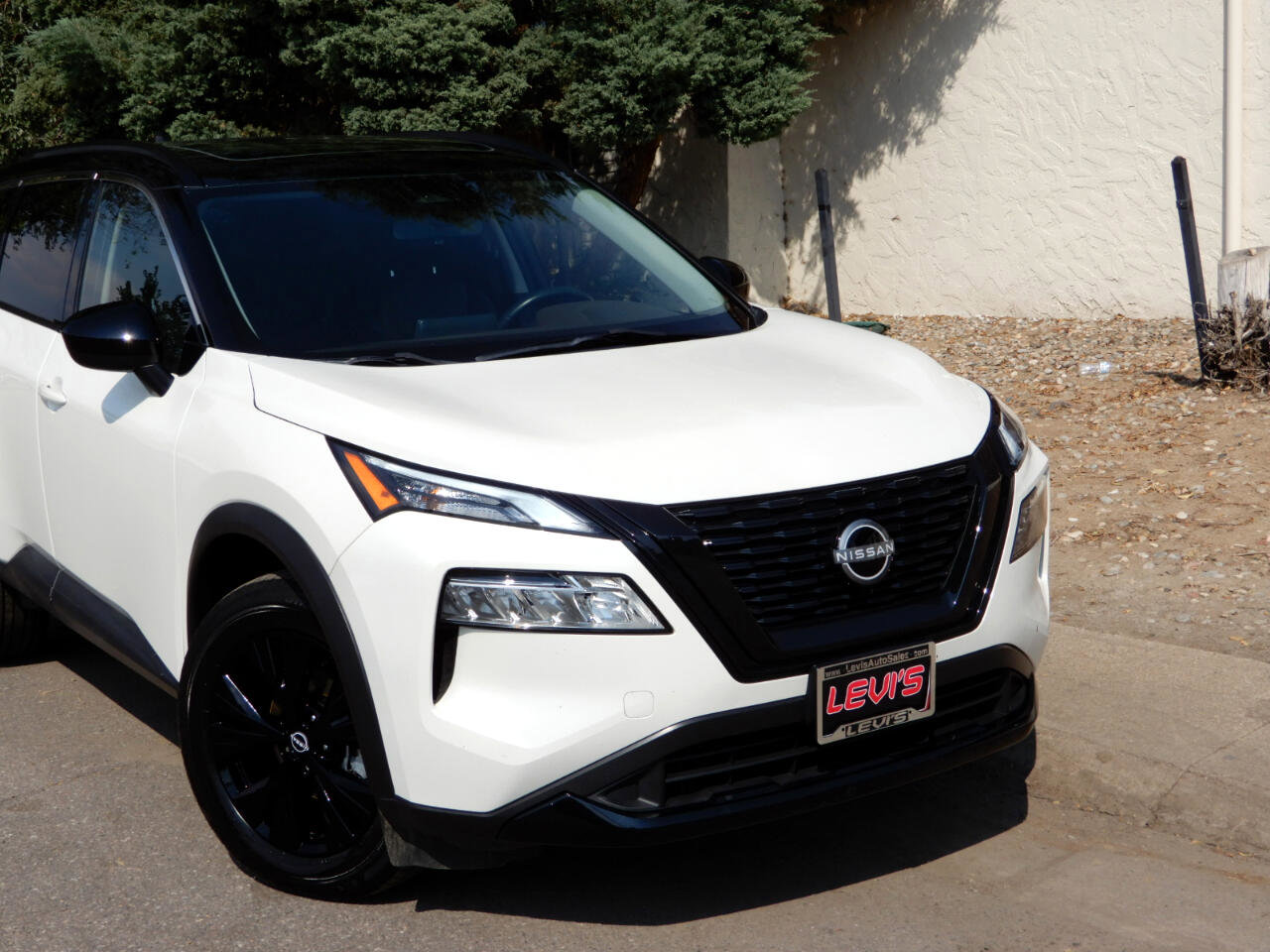 Used 2023 Nissan Rogue SV w/ SV Premium B Package image 2