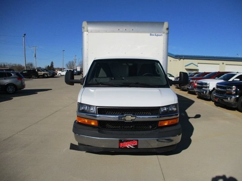 Used 2017 Chevrolet Express 4500 Extended RWD image 2