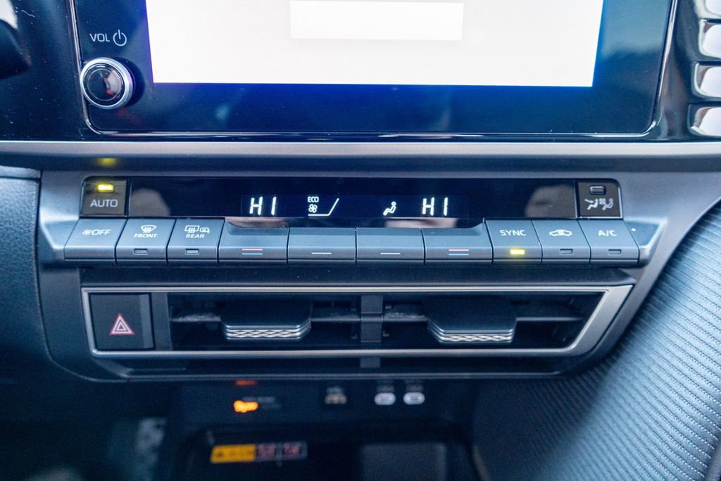 Used 2025 Toyota Camry SE w/ Convenience Package image 31