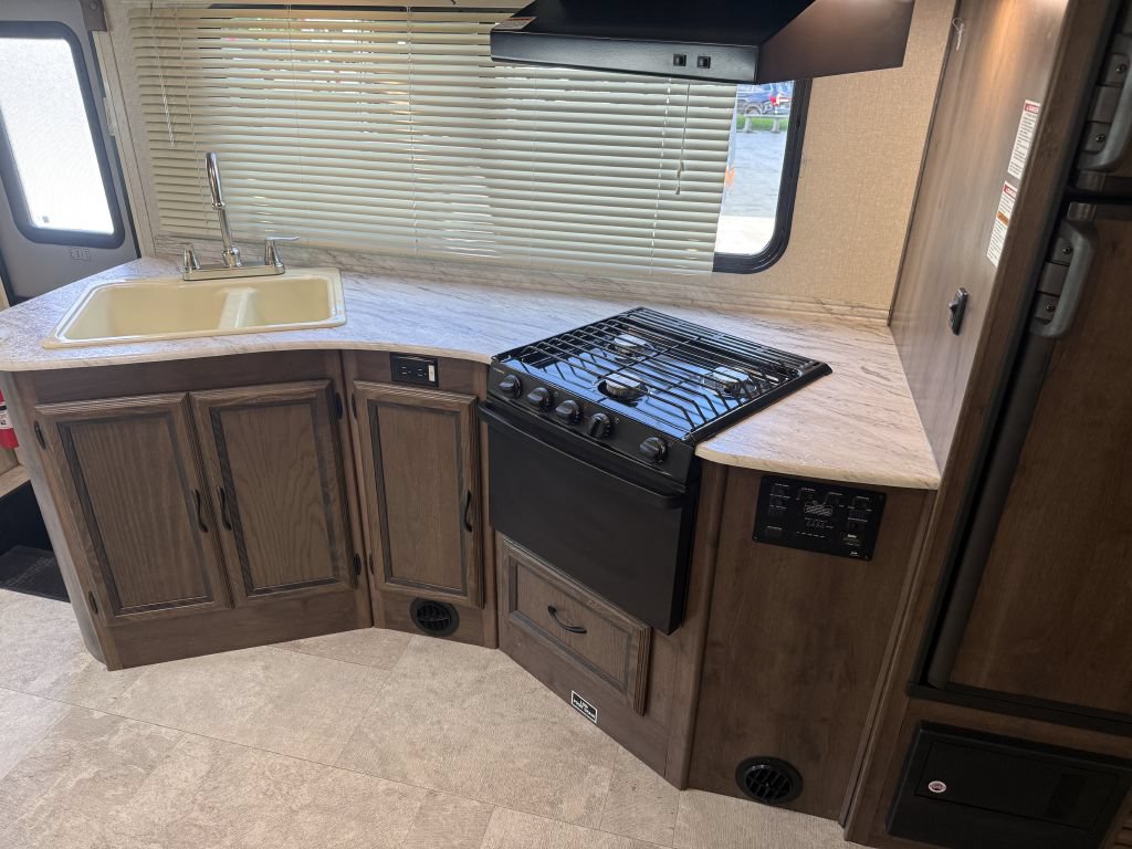 Used 2017 Ford E-450 and Econoline 450 Super Duty w/ Motorhome Prep Package RWD image 46