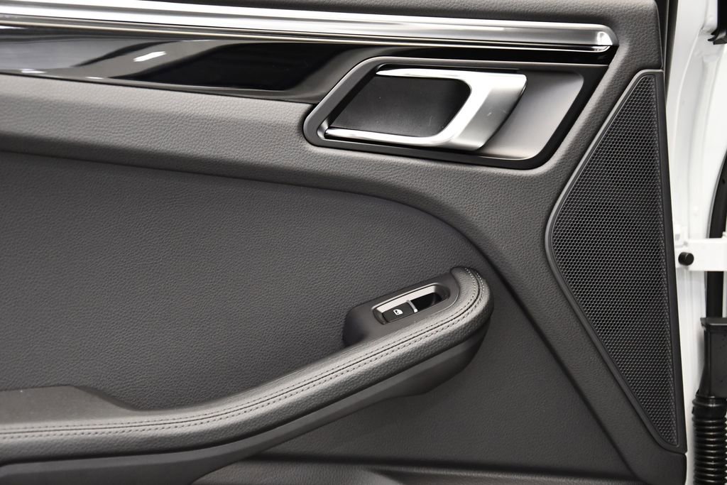 Used 2025 Porsche Macan image 38