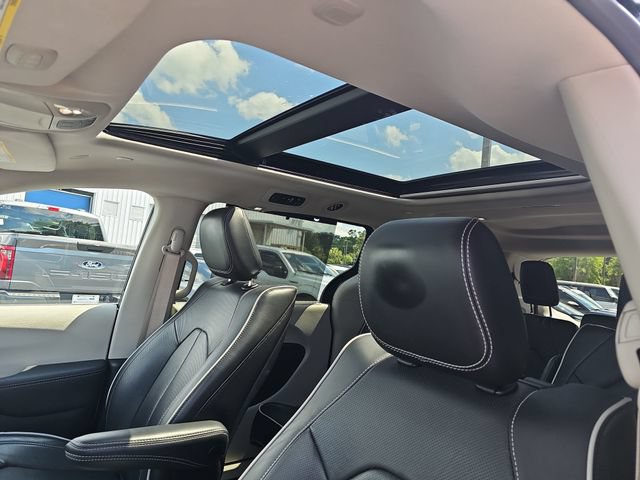 Used 2023 Chrysler Pacifica Limited w/ Uconnect Theater Family Group AWD/4WD image 18