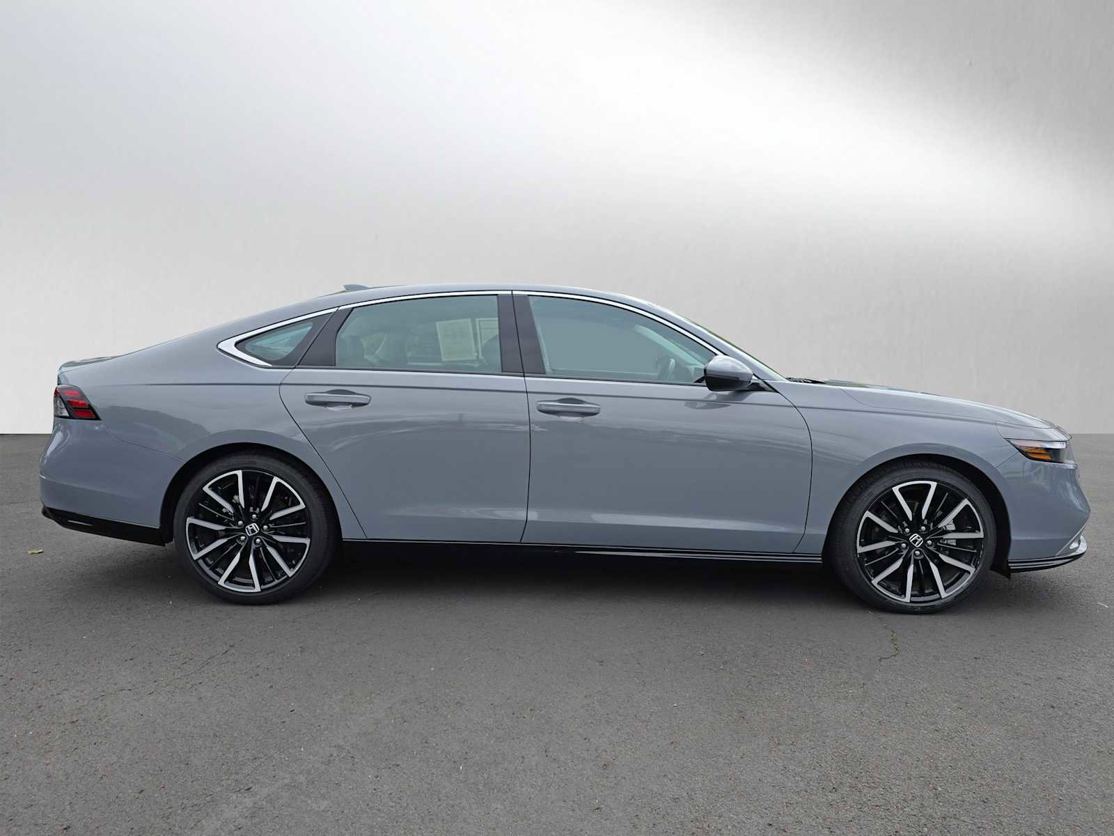 Used 2024 Honda Accord Touring image 2