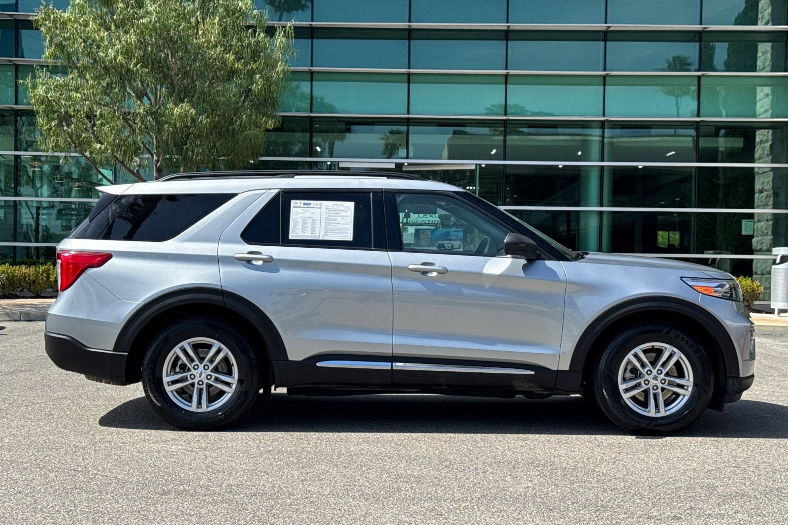 Used 2023 Ford Explorer XLT w/ Equipment Group 202A RWD image 3
