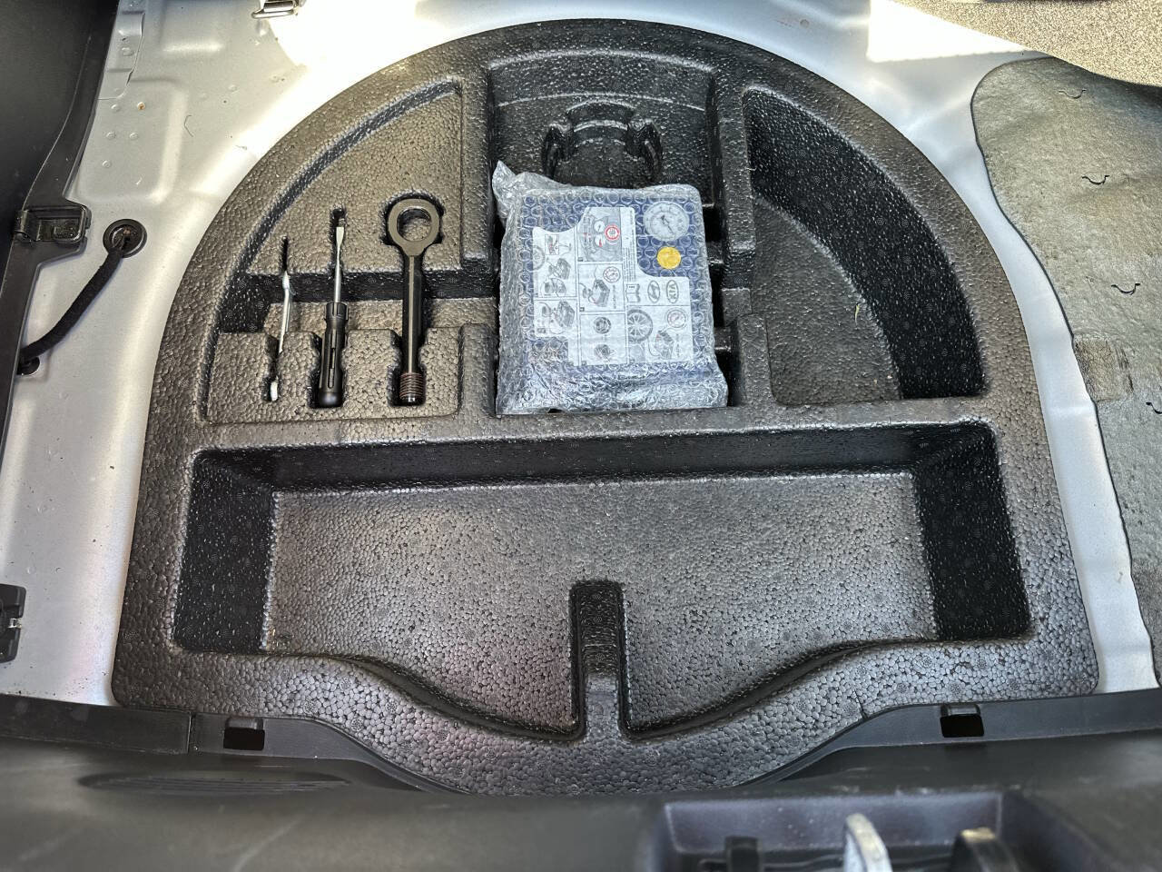 Used 2013 Hyundai Veloster w/ Style Pkg image 36