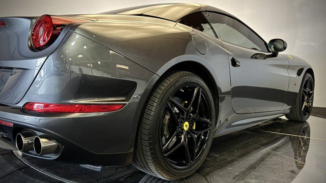 Used 2015 Ferrari California T image 35