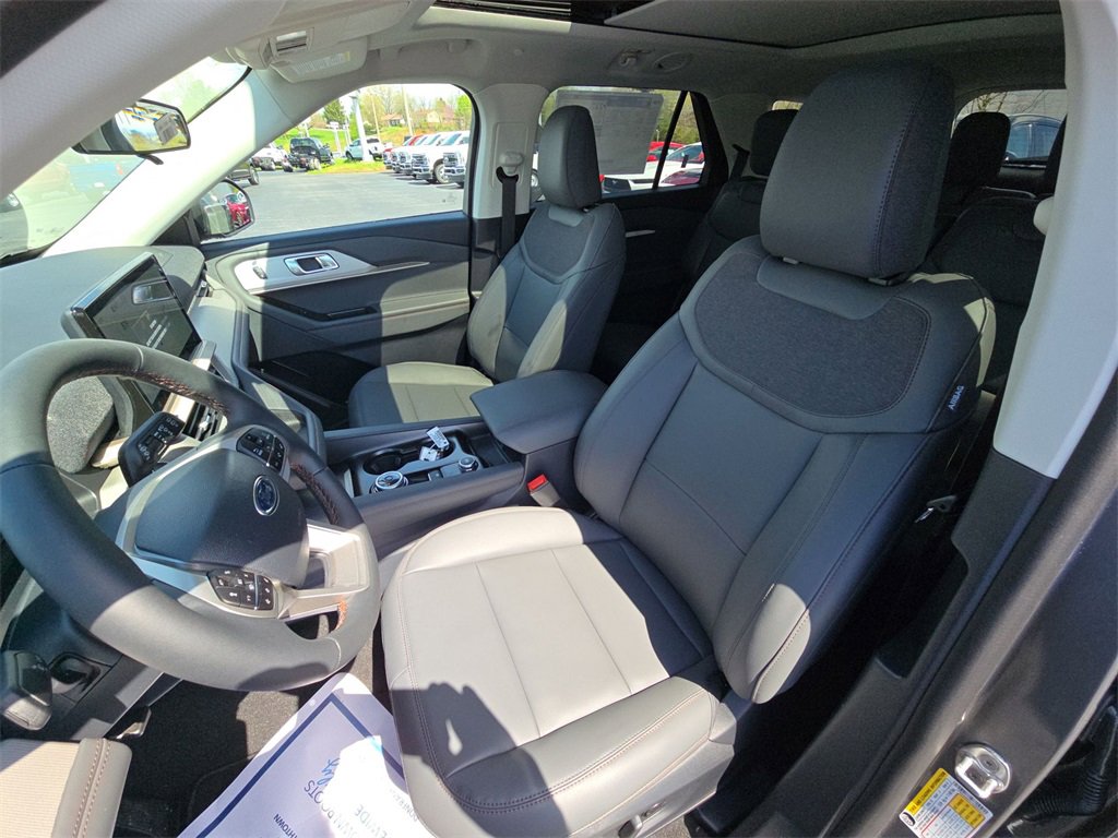 Used 2025 Ford Explorer Active w/ Active Comfort Package image 16
