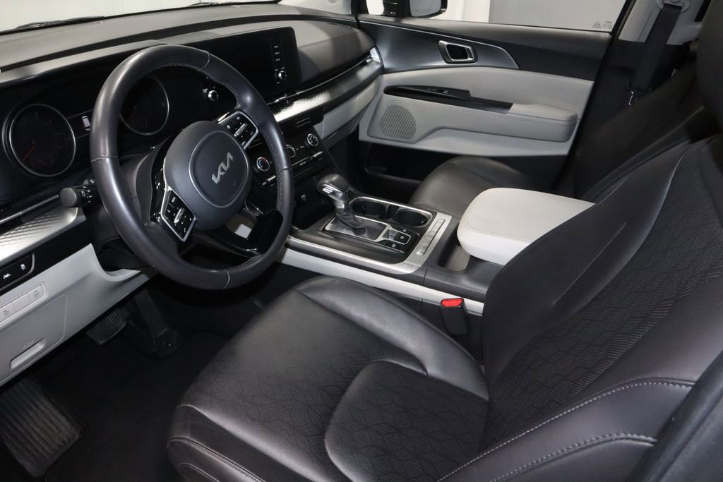 Used 2024 Kia Carnival LX FWD image 23
