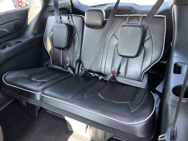 Used 2025 Chrysler Pacifica Limited FWD image 17