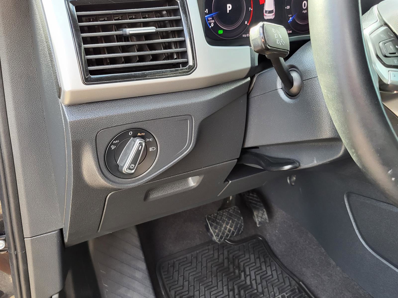 Used 2023 Volkswagen Atlas Cross Sport SE FWD image 19