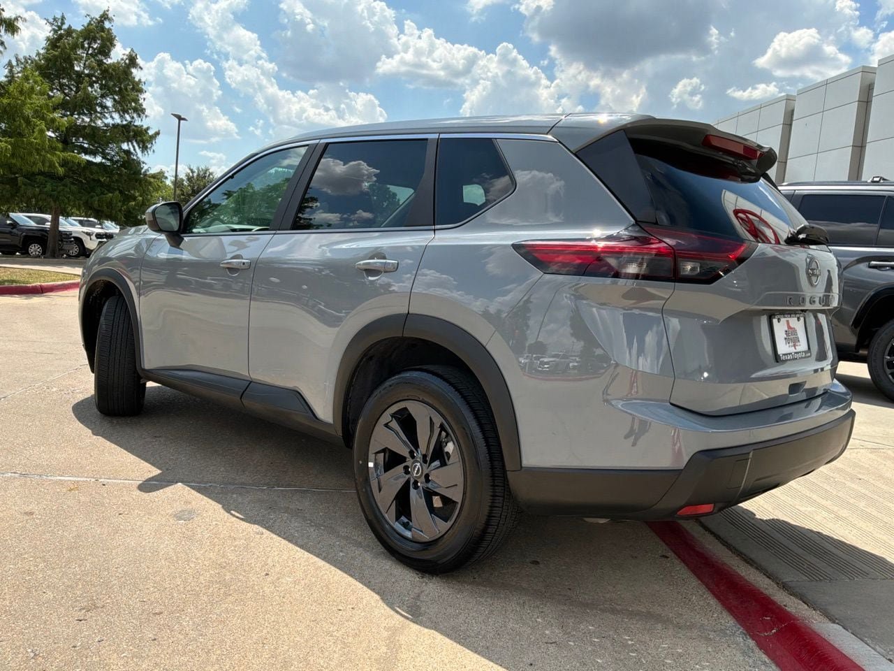 Used 2026 Nissan Rogue SV FWD image 8