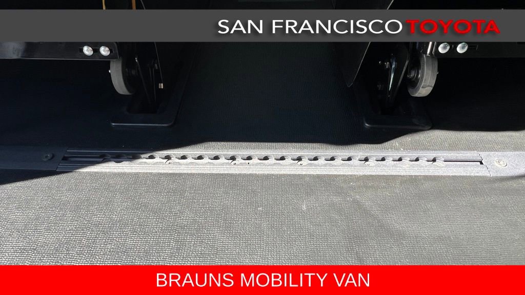 Used 2026 Toyota Sienna XLE FWD image 24