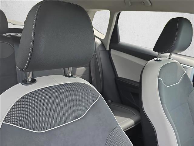 Used 2025 Volkswagen Taos SE image 21