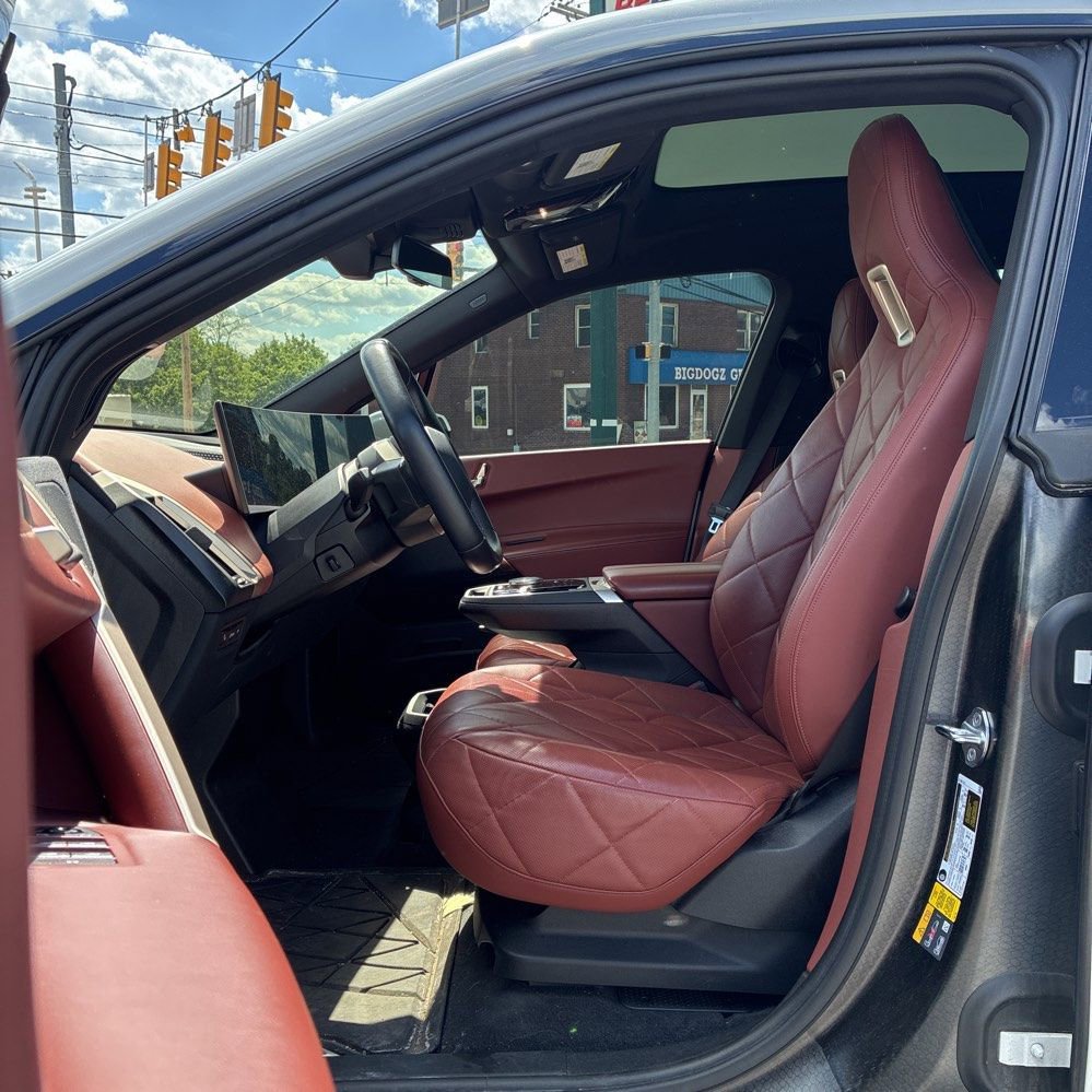 Used 2023 BMW iX xDrive50 w/ Sport Package AWD/4WD image 3