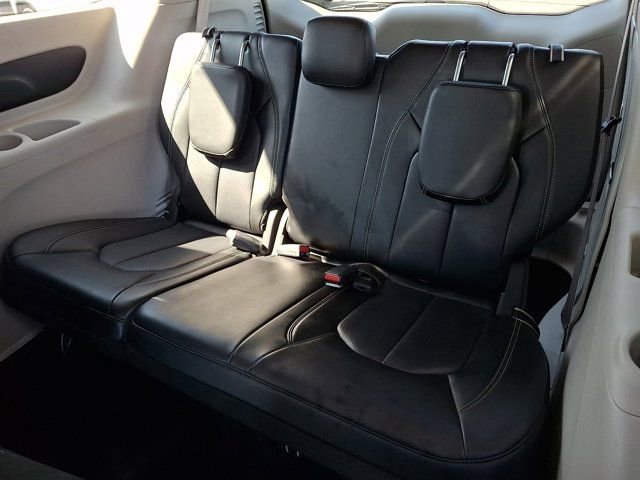 Used 2023 Chrysler Pacifica Touring-L image 14