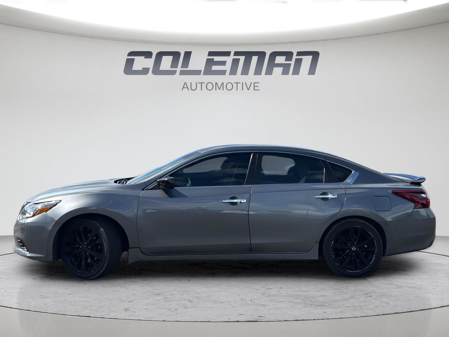 Used 2017 Nissan Altima 2.5 SR w/ Midnight Edition Package FWD image 2