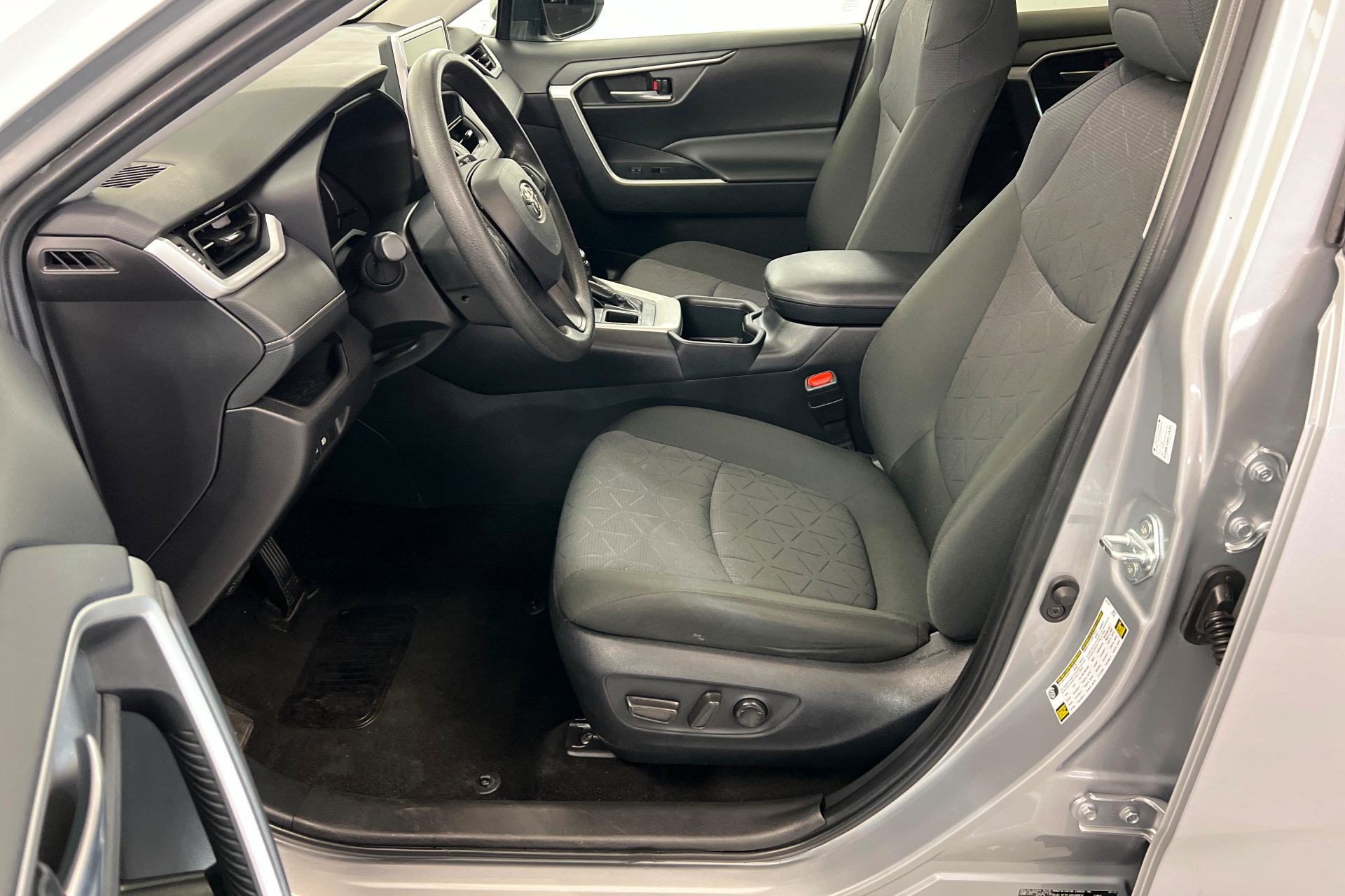 Used 2025 Toyota RAV4 XLE AWD/4WD image 18