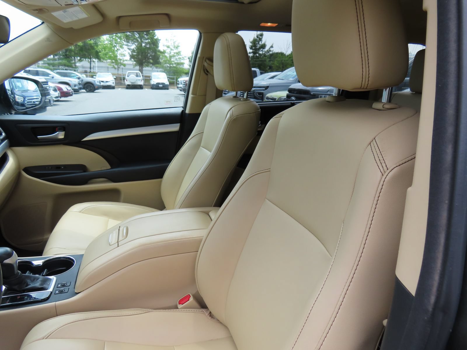 Used 2018 Toyota Highlander XLE w/ Carpet Mat Package (TMS) AWD/4WD image 29