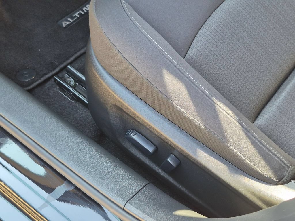 Used 2025 Nissan Altima 2.5 SV FWD image 14