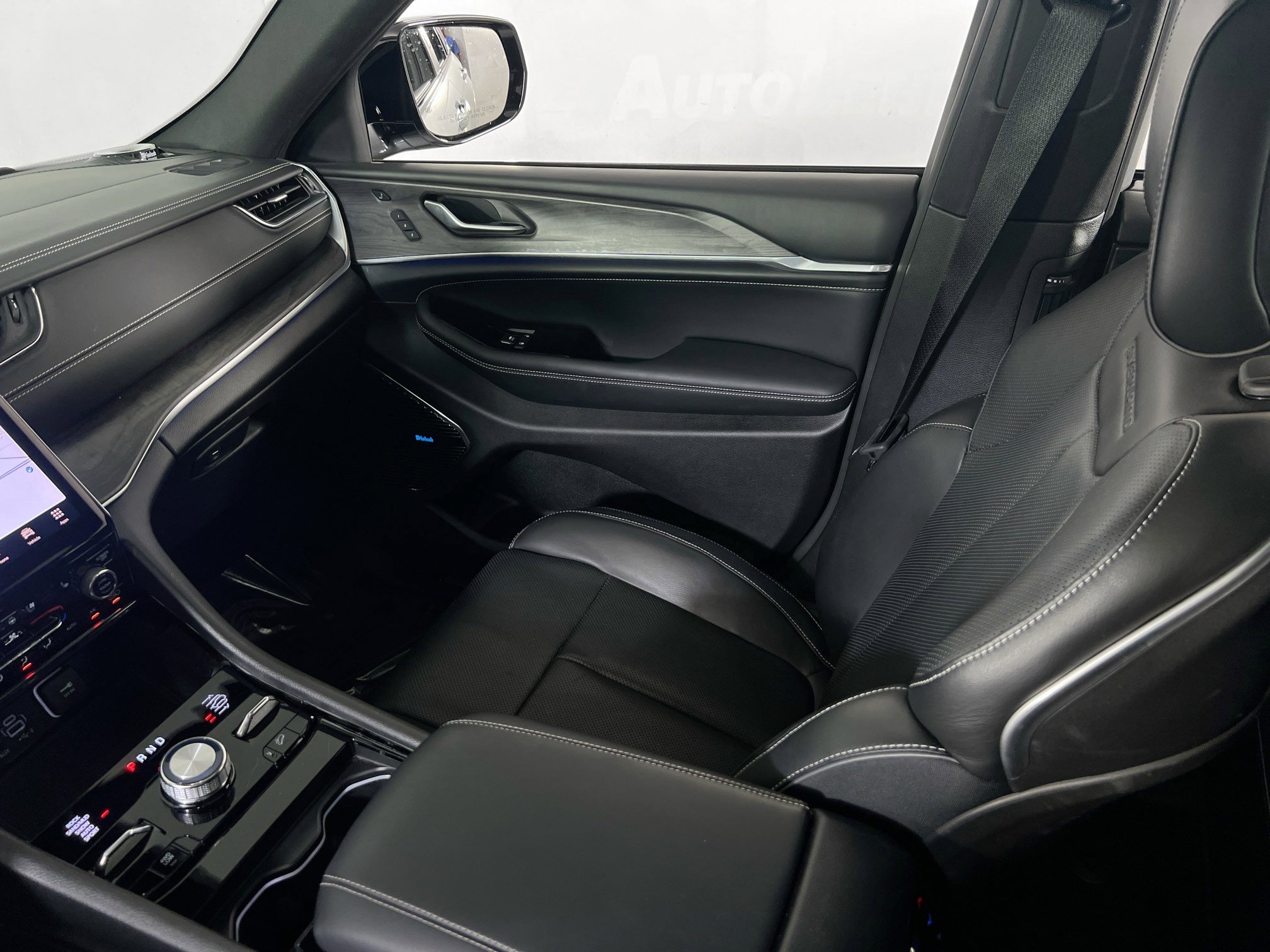 Used 2022 Jeep Grand Cherokee Overland w/ Luxury Tech Group IV image 25