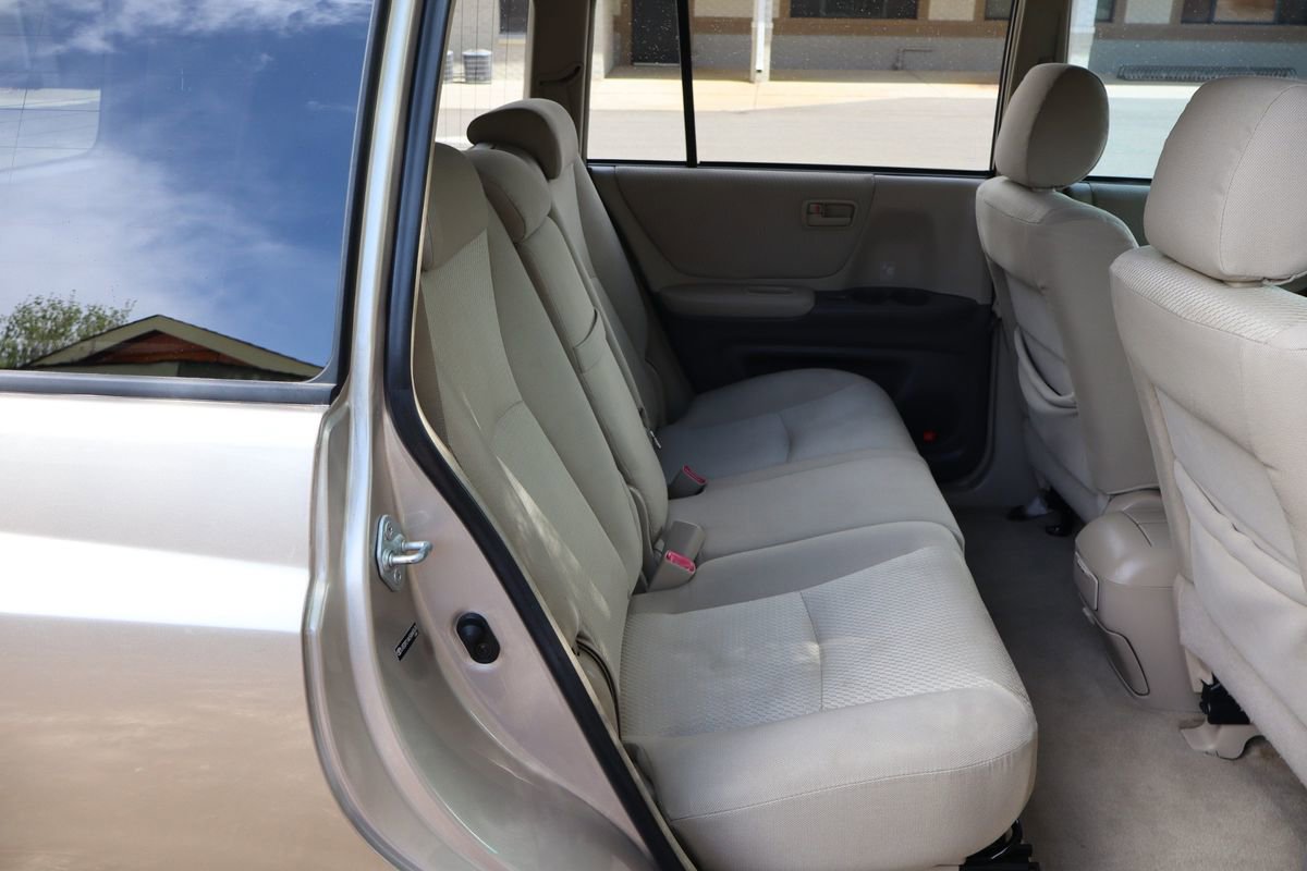 Used 2005 Toyota Highlander 2WD V6 w/ 3rd Row image 21