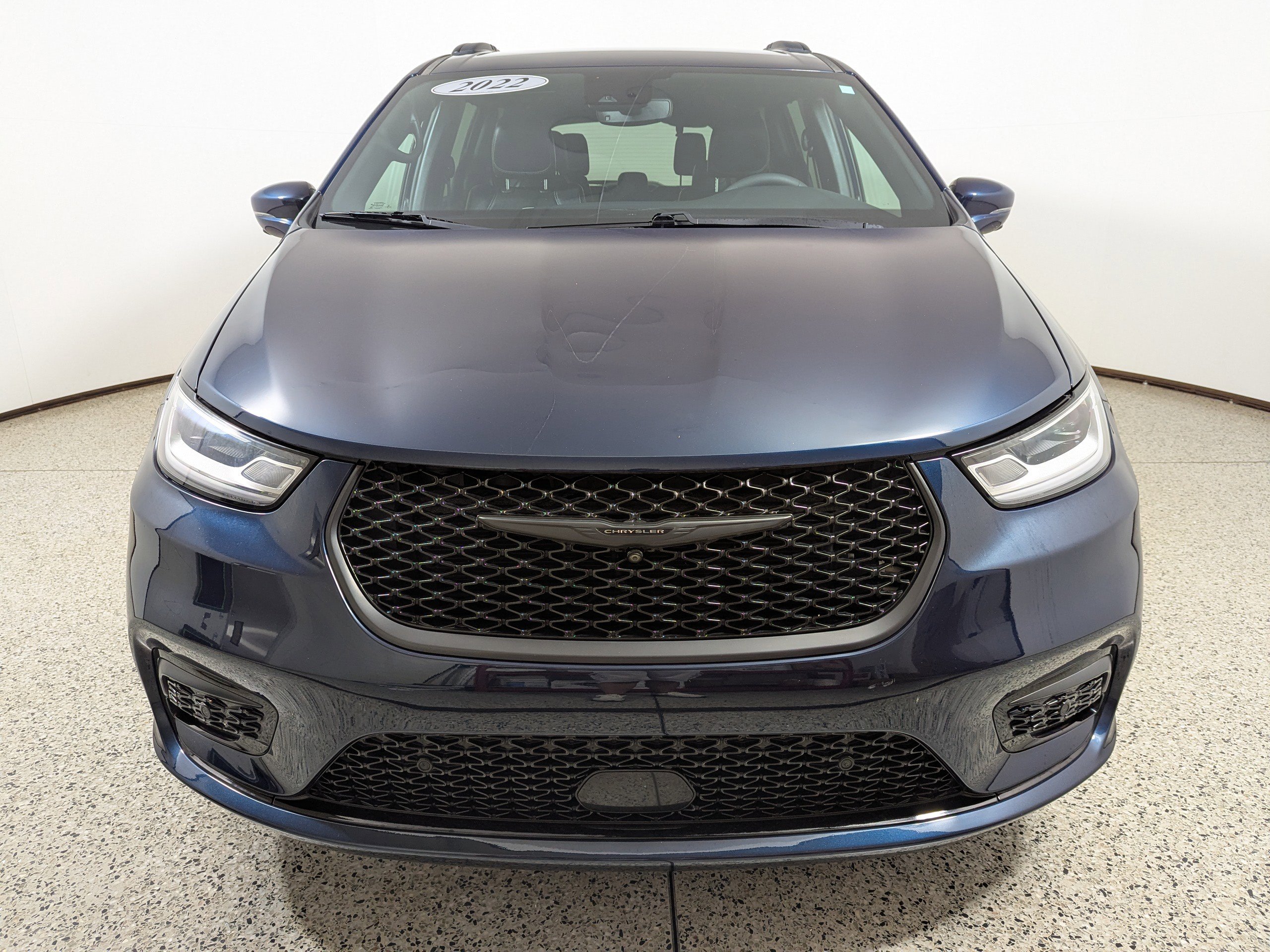 Used 2022 Chrysler Pacifica Touring-L w/ Uconnect Theater Family Group image 2