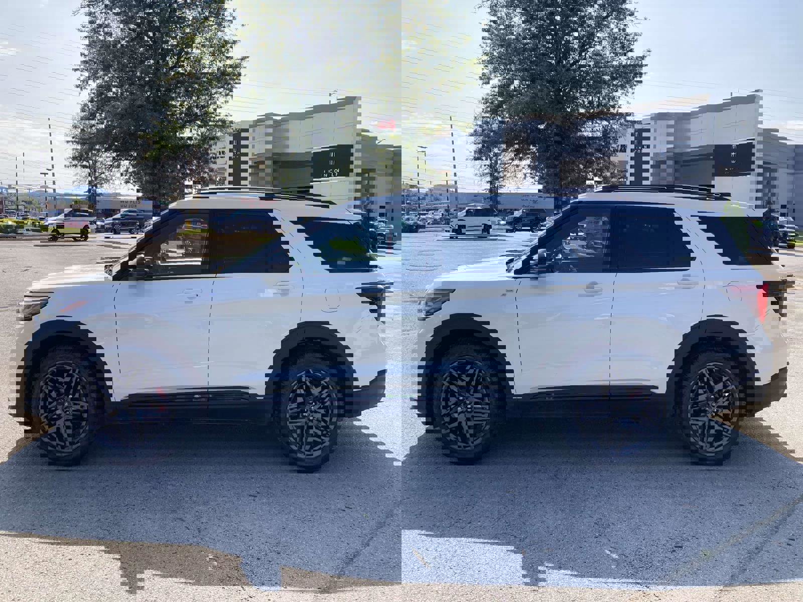 Used 2025 Ford Explorer ST-Line w/ Premium Package image 8