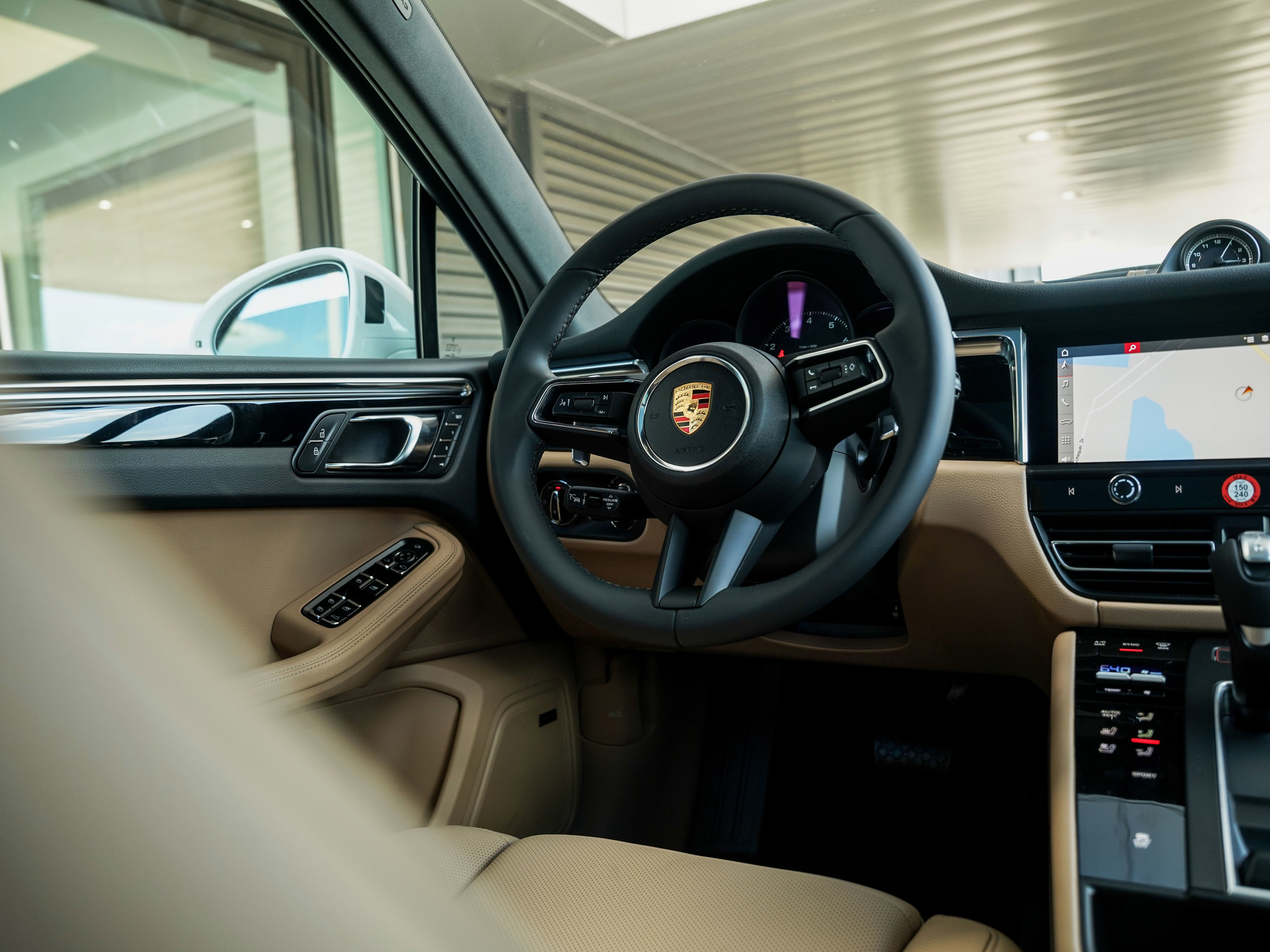 Certified 2025 Porsche Macan image 25