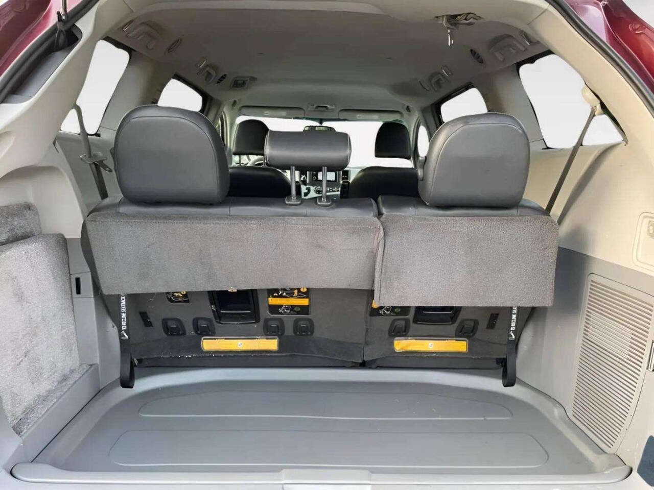 Used 2014 Toyota Sienna SE image 16