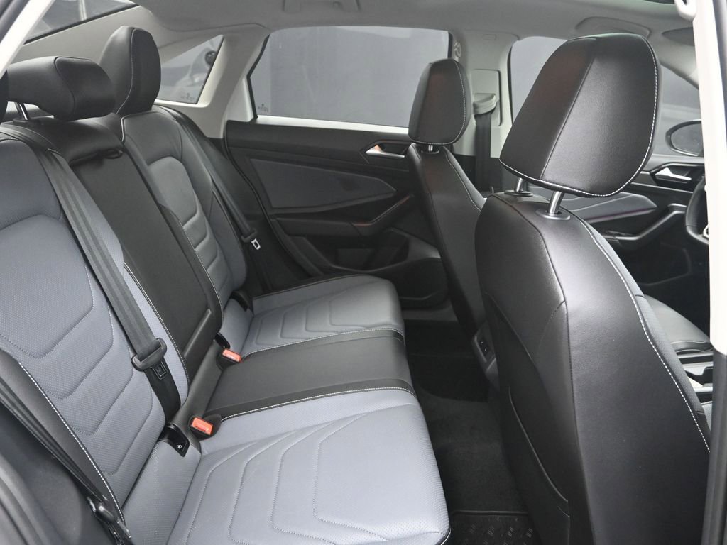 Used 2025 Volkswagen Jetta SEL image 32