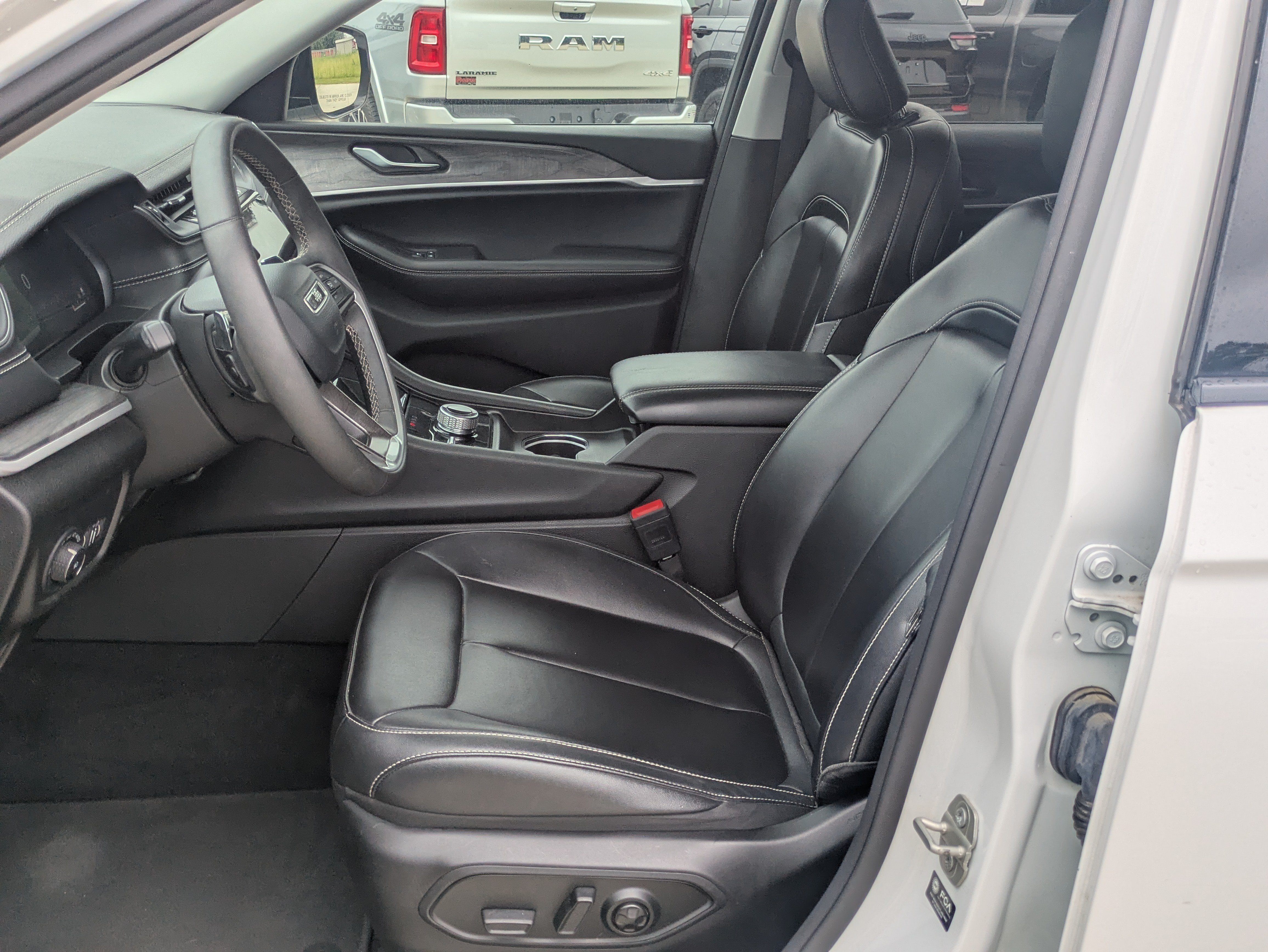 Used 2023 Jeep Grand Cherokee Limited AWD/4WD image 7