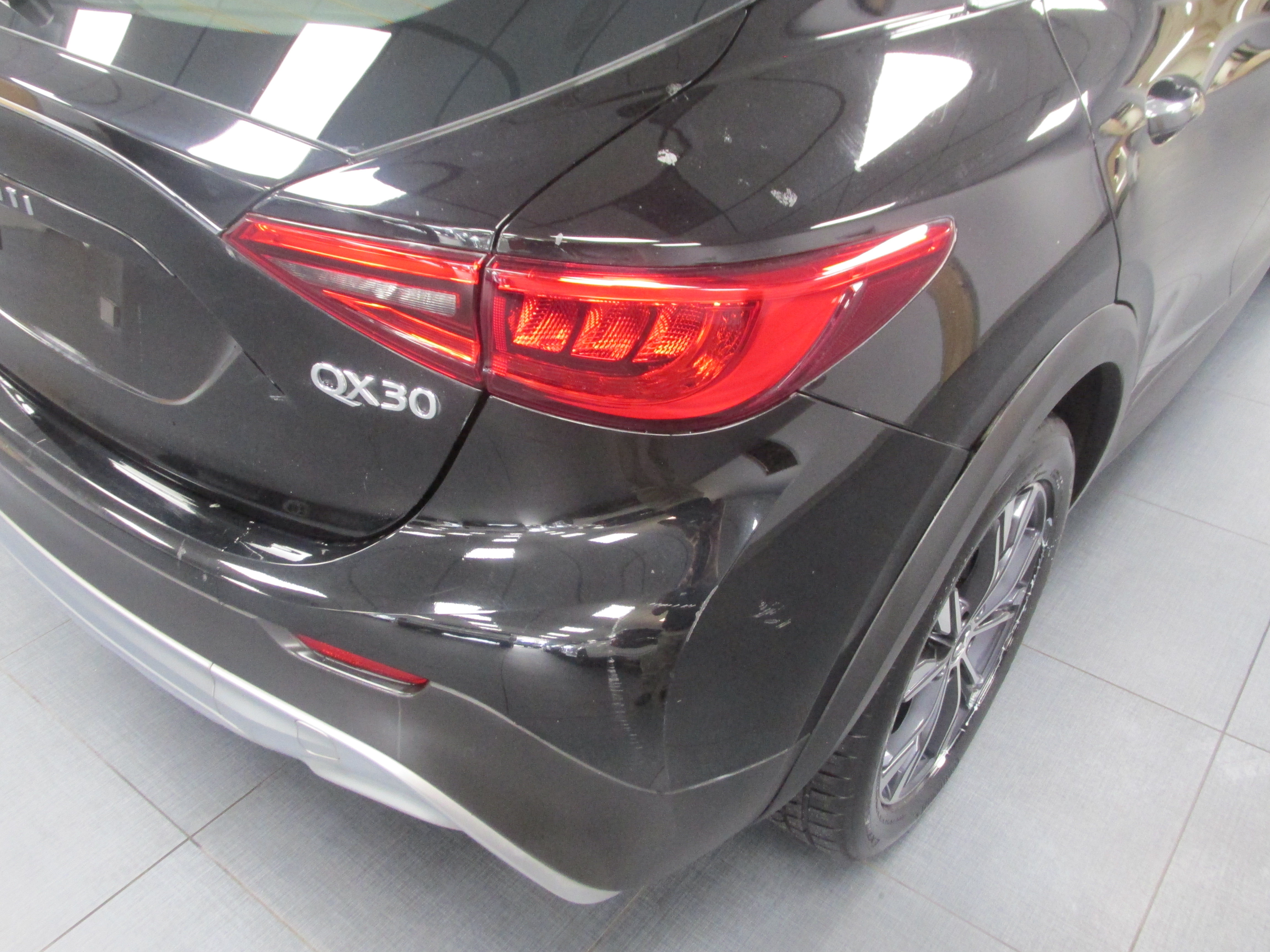 Used 2017 INFINITI QX30 AWD image 11