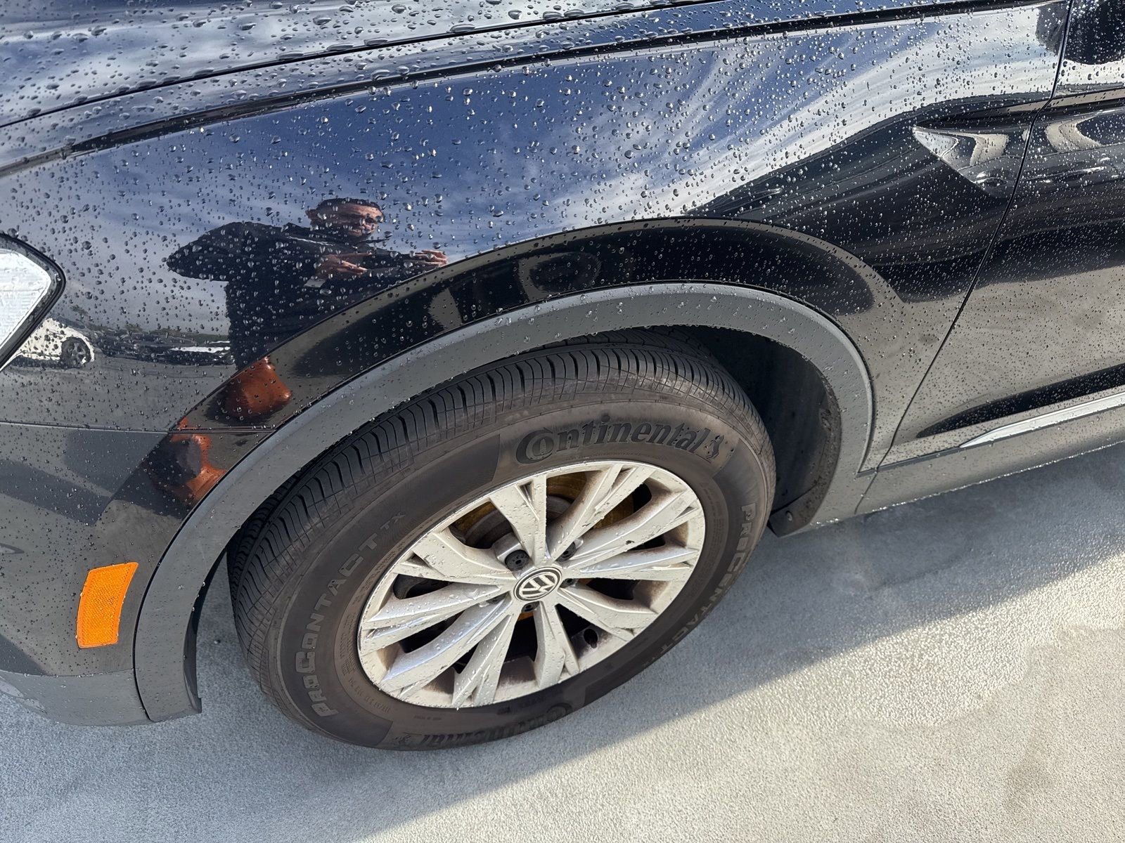 Used 2018 Volkswagen Tiguan SE w/ Panoramic Sunroof Package image 3