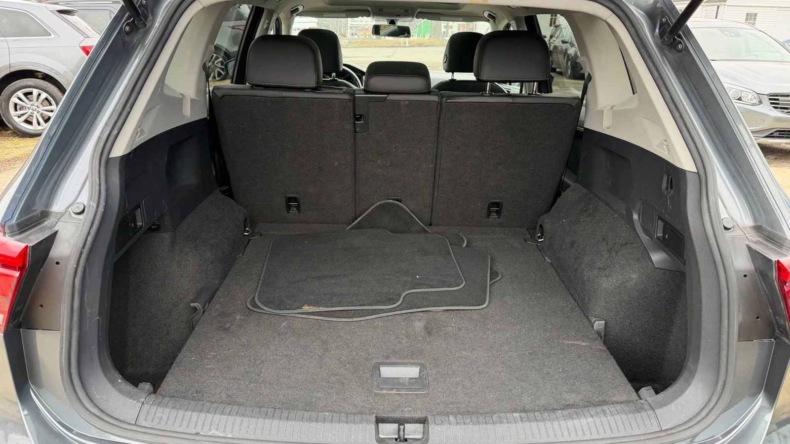 Used 2018 Volkswagen Tiguan SE w/ Panoramic Sunroof Package image 13