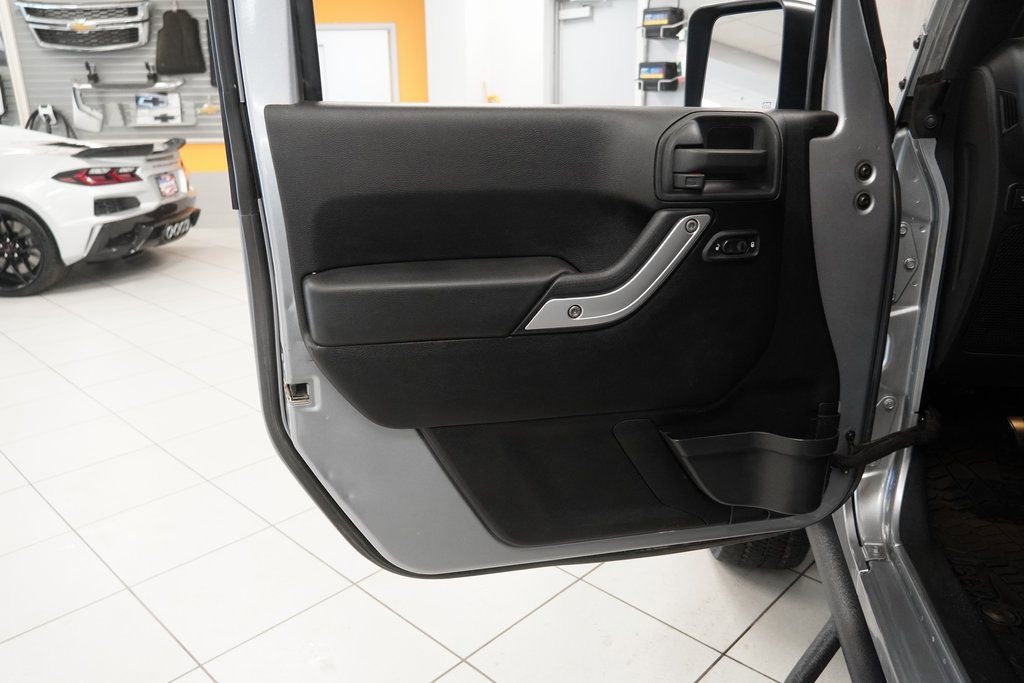 Used 2014 Jeep Wrangler Unlimited Rubicon w/ Connectivity Group image 5