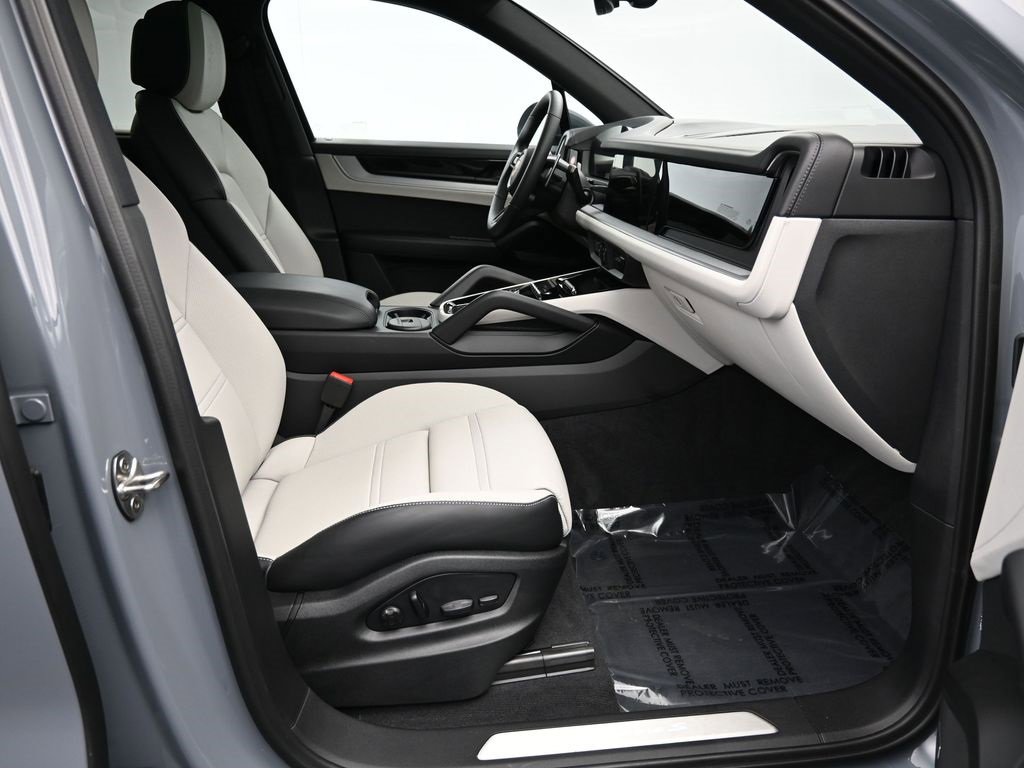 Used 2025 Porsche Cayenne S image 28