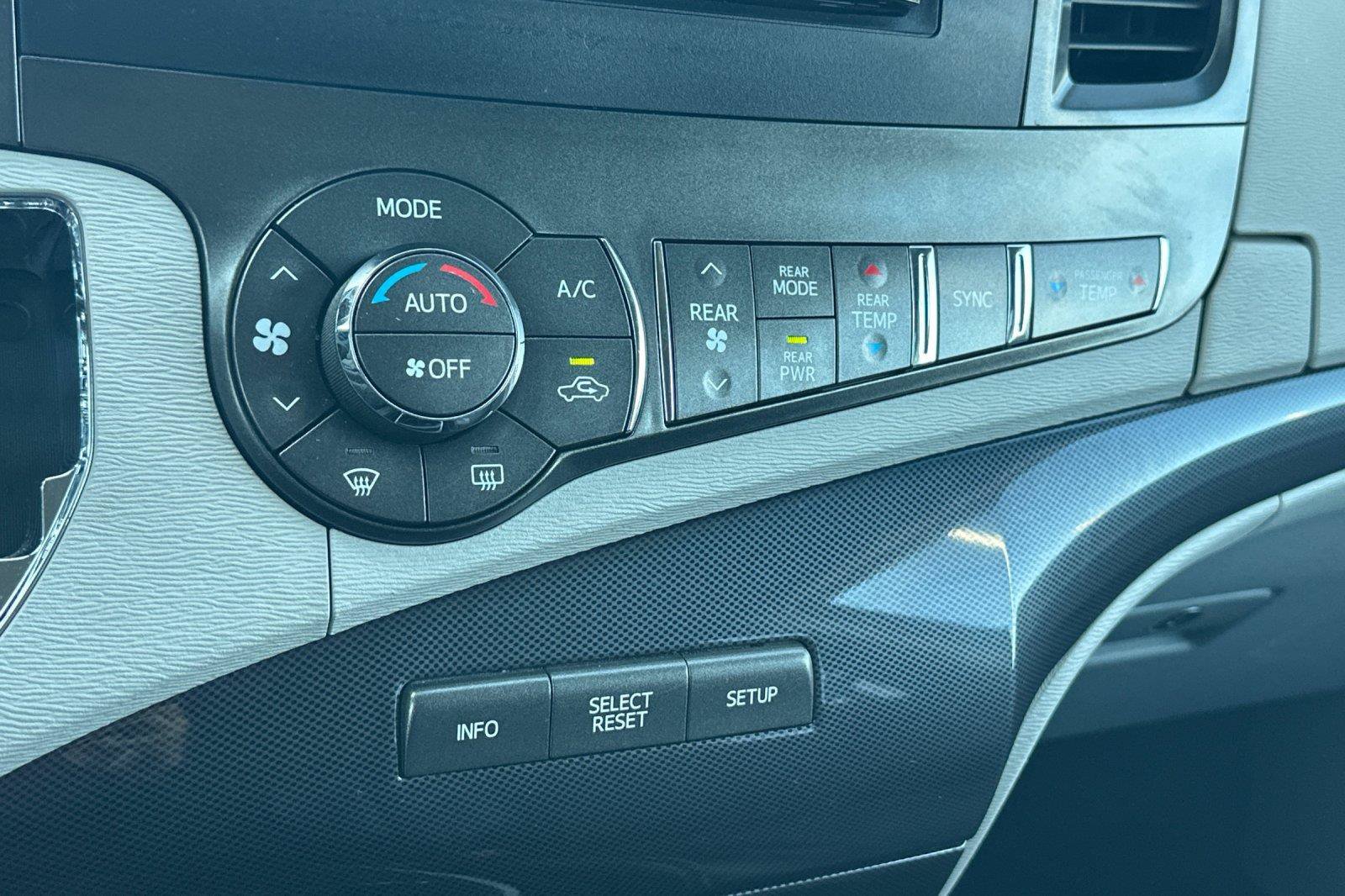 Used 2014 Toyota Sienna SE FWD image 22